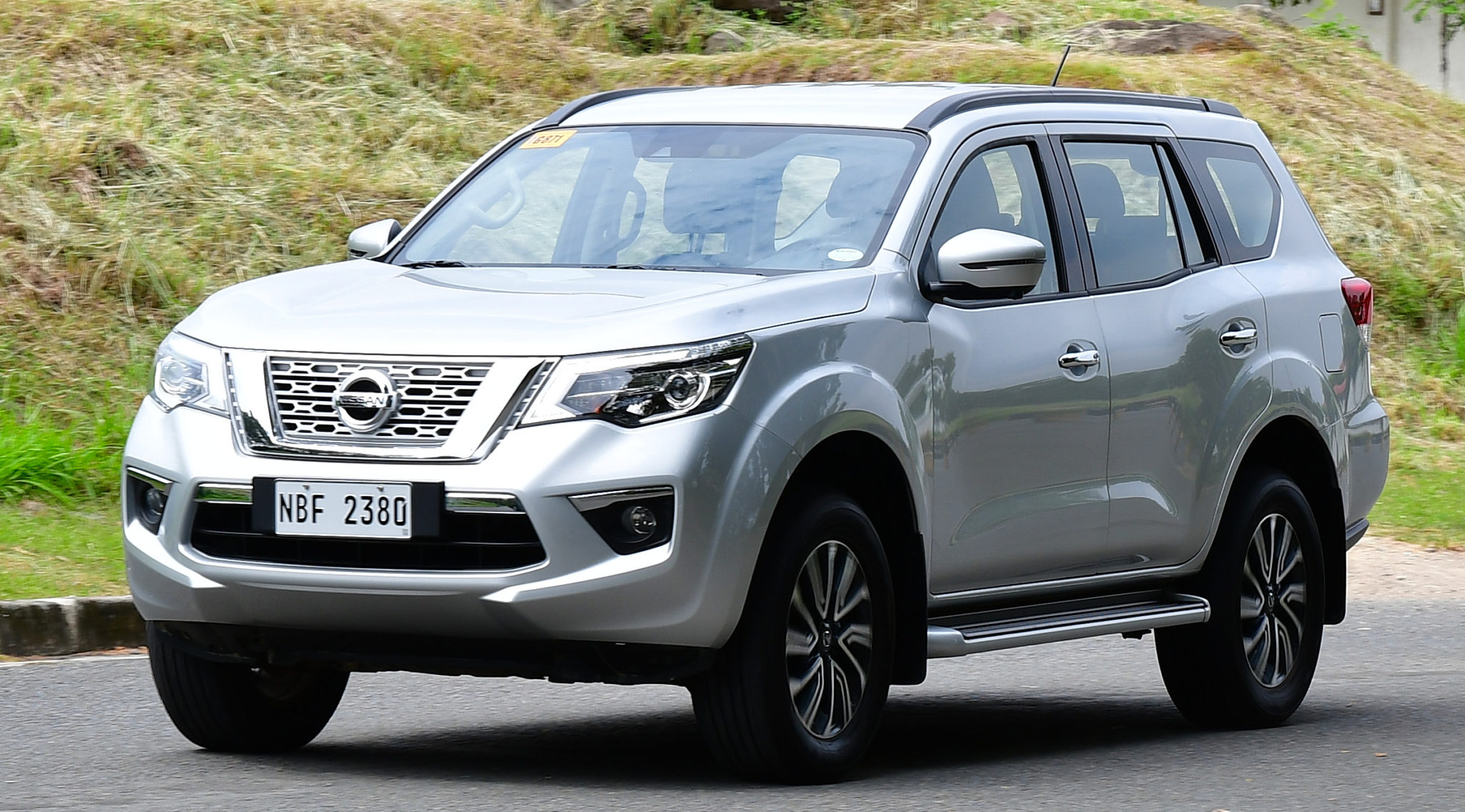 Cho thuê xe tự lái 7 chỗ Nissan Terra